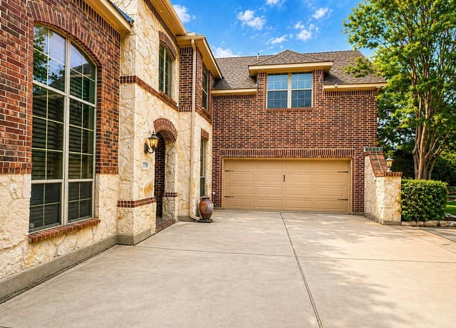 5-bedroom rental at 7739 Winecup HL in San Antonio, TX — photo 2