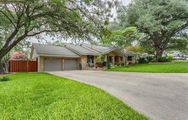 5-bedroom rental at 6003 Wildwind in Windcrest, TX — photo 3