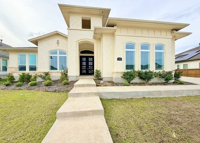 4-bedroom rental at 4051 Wood Crk in San Antonio, TX — photo 2