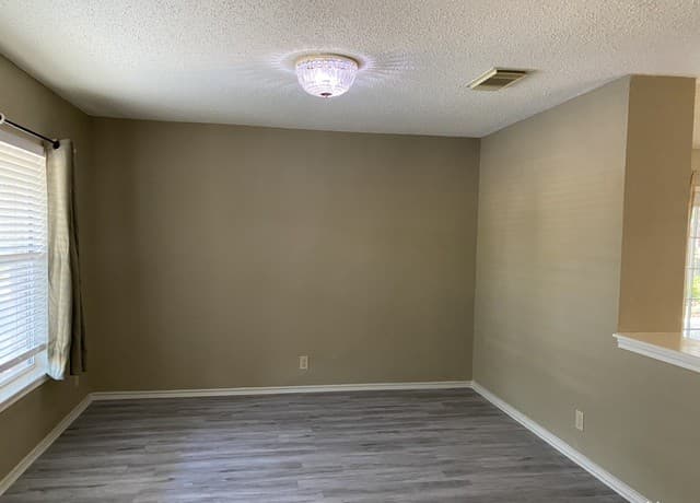 3-bedroom rental at 13303 Pecan Glade in San Antonio, TX — photo 4