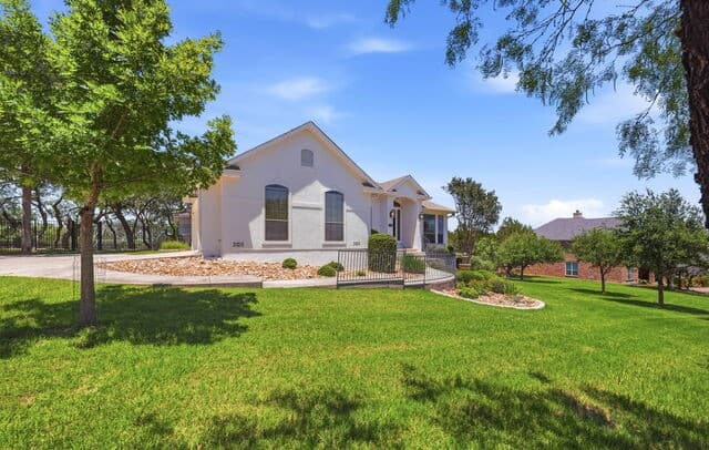 3-bedroom rental at 9015 Tuscan Hills Dr in Garden Ridge, TX — photo 3