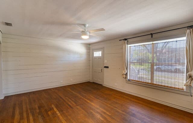3-bedroom rental at 439 Astor St in San Antonio, TX — photo 2