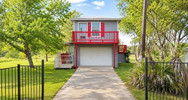 3-bedroom rental at 826 Lakeshore Dr S in Bandera, TX — photo 3