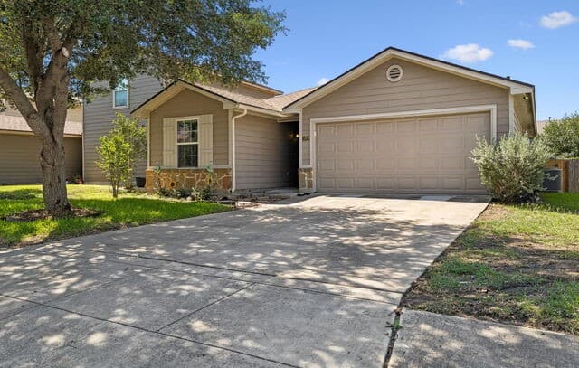3-bedroom rental at 5806 Espada Bnd in San Antonio, TX — photo 2