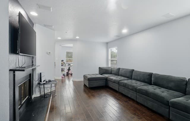 4-bedroom rental at 13707 York Woods in San Antonio, TX — photo 3