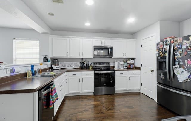 4-bedroom rental at 13707 York Woods in San Antonio, TX — photo 4