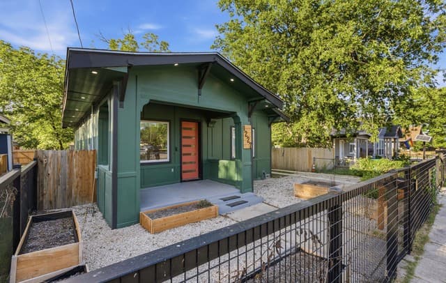2-bedroom rental at 1227 Burnet St in San Antonio, TX — photo 3