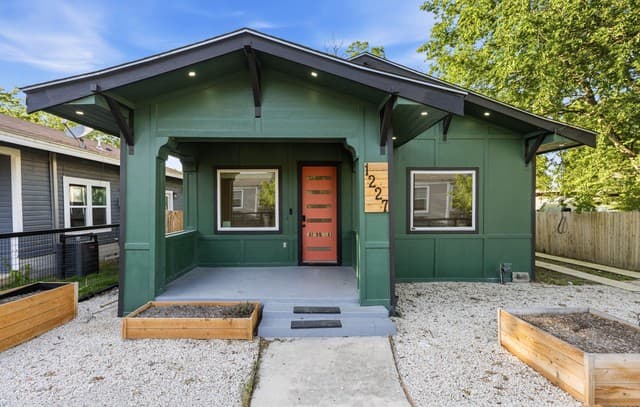 2-bedroom rental at 1227 Burnet St in San Antonio, TX — photo 4