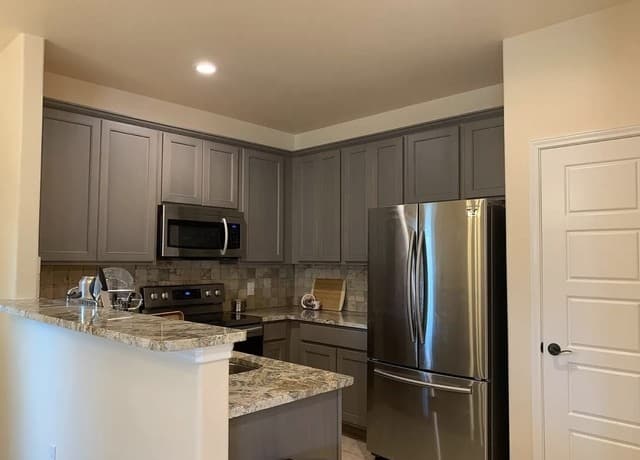 3-bedroom rental at 5981 Midcrown Dr in San Antonio, TX — photo 4