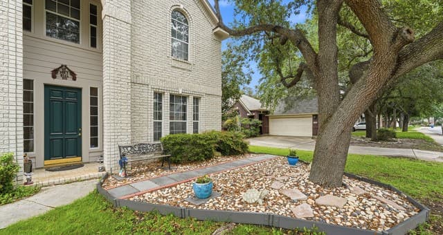 4-bedroom rental at 15402 Fall Place in San Antonio, TX — photo 2
