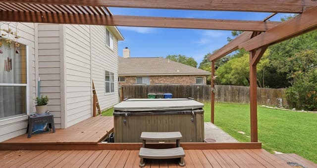 4-bedroom rental at 15402 Fall Place in San Antonio, TX — photo 3