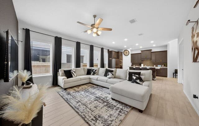 3-bedroom rental at 12723 Dewberry Creek in San Antonio, TX — photo 5