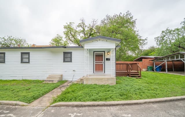 1-bedroom rental at 146 Vassar Unit 2 in San Antonio, TX — photo 2