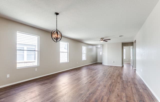 3-bedroom rental at 8535 Silver Brush in San Antonio, TX — photo 4