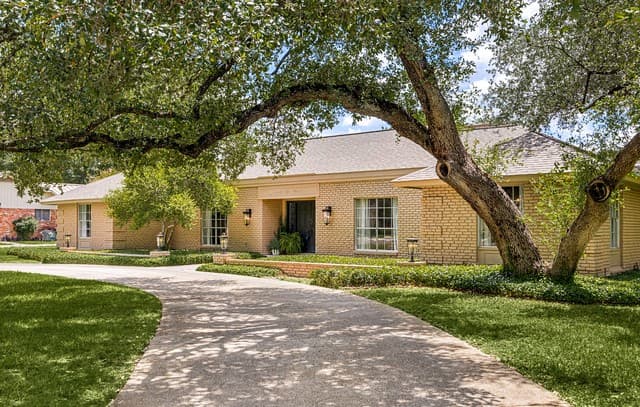 4-bedroom rental at 200 Sir Arthur Ct in Castle Hills, TX — photo 2