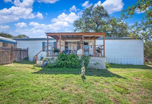 3-bedroom rental at 953 Forest Oaks Dr in Somerset, TX — photo 3