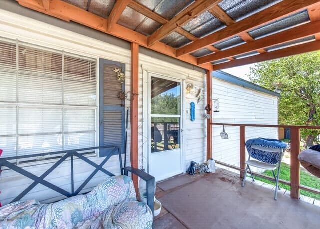 3-bedroom rental at 953 Forest Oaks Dr in Somerset, TX — photo 4