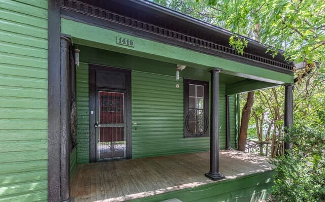 2-bedroom rental at 1419 Wyoming St in San Antonio, TX — photo 2