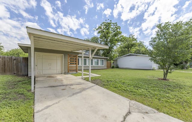 3-bedroom rental at 323 Basswood Dr in San Antonio, TX — photo 3