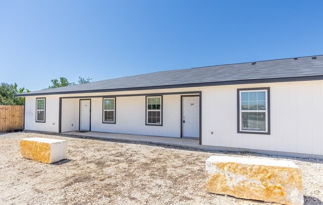 3-bedroom rental at 1010 County Road 4516 Unit 1008 in Castroville, TX — photo 2