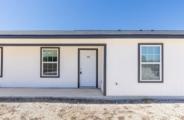 3-bedroom rental at 1010 County Road 4516 Unit 1008 in Castroville, TX — photo 3