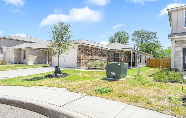3-bedroom rental at 15102 Telfaire Meadow in Von Ormy, TX — photo 3