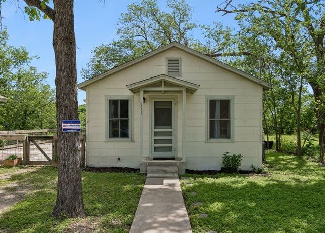 2-bedroom rental at 111 Brackenridge in Boerne, TX — photo 2