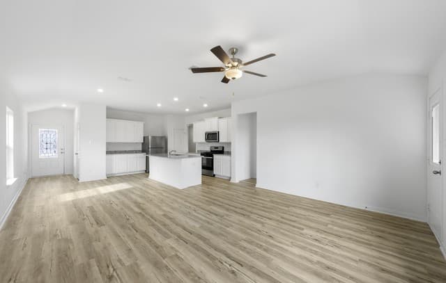 3-bedroom rental at 15310 Waterow View in Von Ormy, TX — photo 4