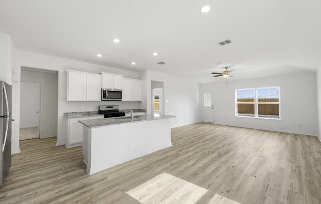 3-bedroom rental at 15310 Waterow View in Von Ormy, TX — photo 5