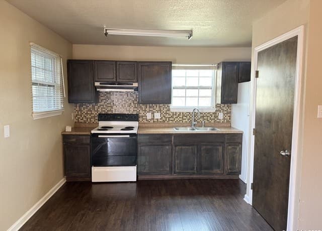 1-bedroom rental at 401 Dora St Unit 2 in San Antonio, TX — photo 2