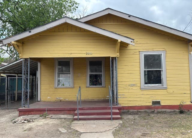 4-bedroom rental at 2810 W Salinas in San Antonio, TX — photo 1