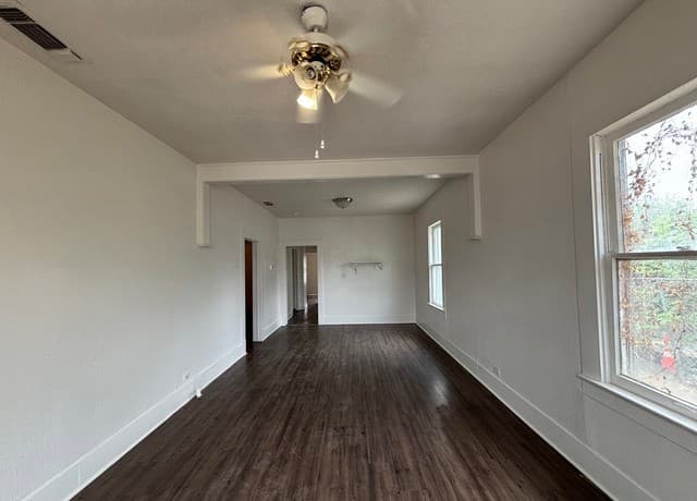 4-bedroom rental at 2810 W Salinas in San Antonio, TX — photo 2