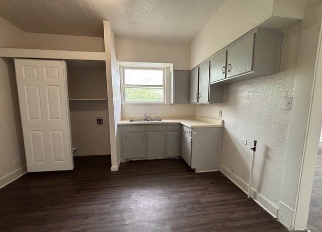 4-bedroom rental at 2810 W Salinas in San Antonio, TX — photo 4