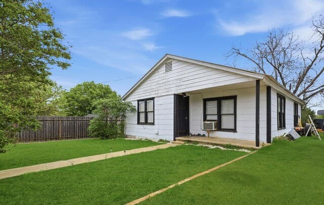 2-bedroom rental at 911 Hill ST in Fredericksburg, TX — photo 1