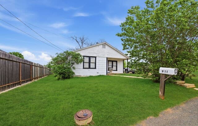 2-bedroom rental at 911 Hill ST in Fredericksburg, TX — photo 2