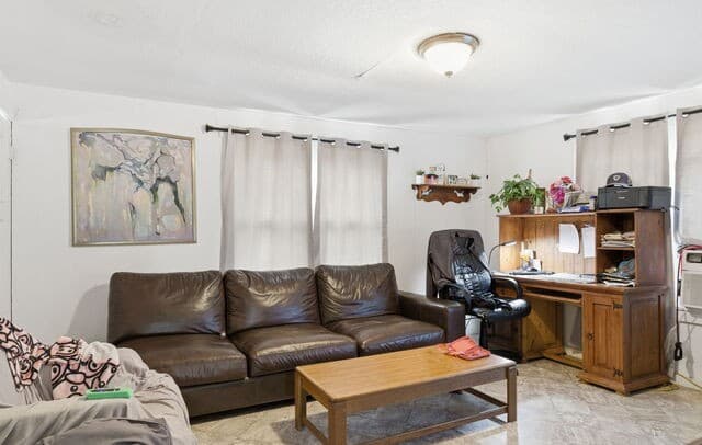 2-bedroom rental at 911 Hill ST in Fredericksburg, TX — photo 3