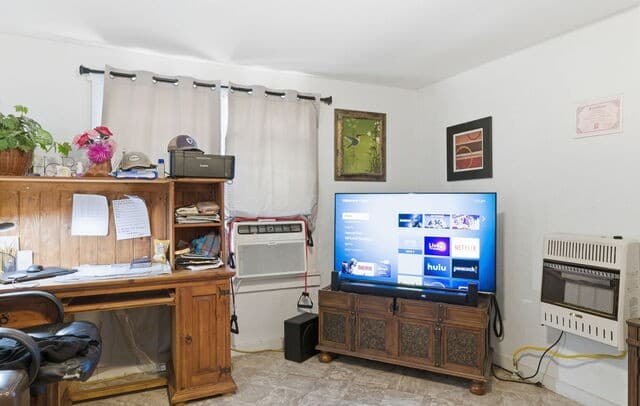 2-bedroom rental at 911 Hill ST in Fredericksburg, TX — photo 5