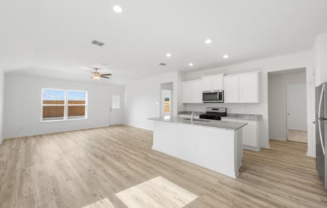3-bedroom rental at 15227 Telfaire Meadow in Von Ormy, TX — photo 5