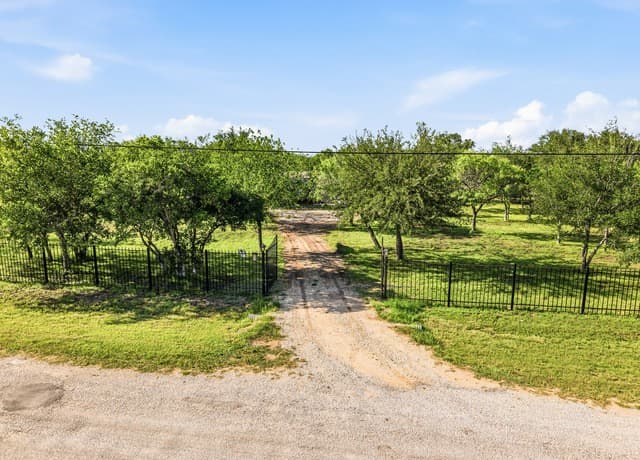 3-bedroom rental at 651 County Road 4647 in Hondo, TX — photo 3