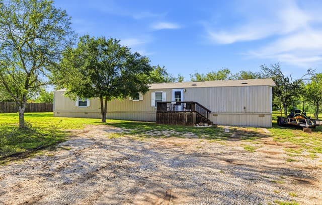 3-bedroom rental at 651 County Road 4647 in Hondo, TX — photo 4