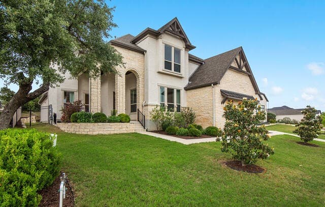 5-bedroom rental at 27124 Highland Crest in San Antonio, TX — photo 2
