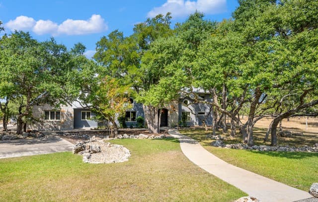 5-bedroom rental at 613 Saxet Trl in Spring Branch, TX — photo 2