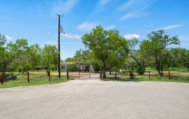 3-bedroom rental at 160 County Road 2664 in Devine, TX — photo 2