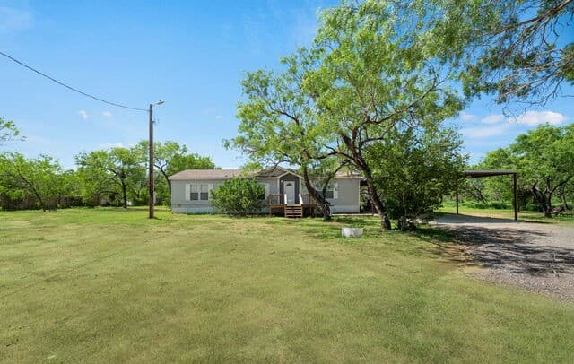 3-bedroom rental at 160 County Road 2664 in Devine, TX — photo 3