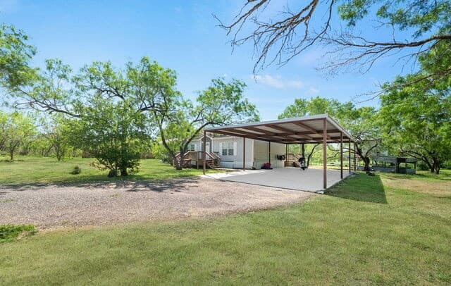 3-bedroom rental at 160 County Road 2664 in Devine, TX — photo 5