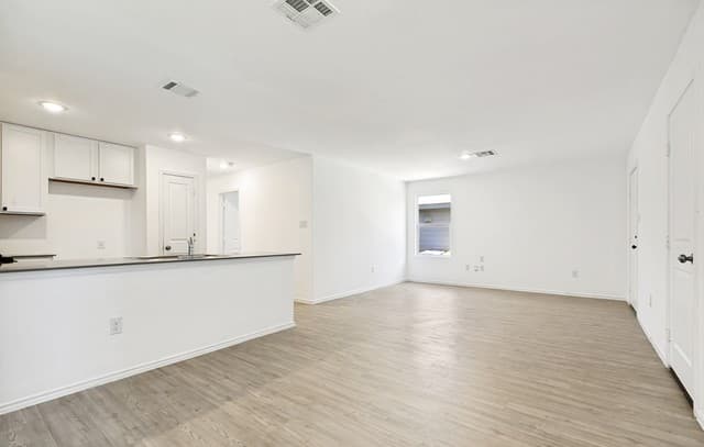 3-bedroom rental at 20423 Red Coral in San Antonio, TX — photo 3