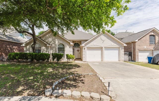 4-bedroom rental at 13510 Chappel Vw in San Antonio, TX — photo 1