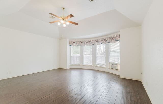 4-bedroom rental at 13510 Chappel Vw in San Antonio, TX — photo 5