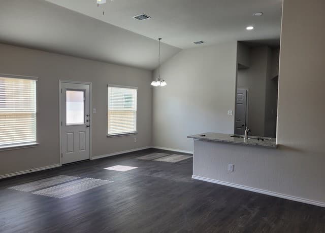 rental at 9302 Canyon Bnd in Converse, TX — photo 2