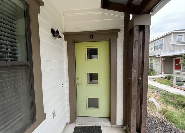 2-bedroom rental at 1146 N Olive St in San Antonio, TX — photo 3